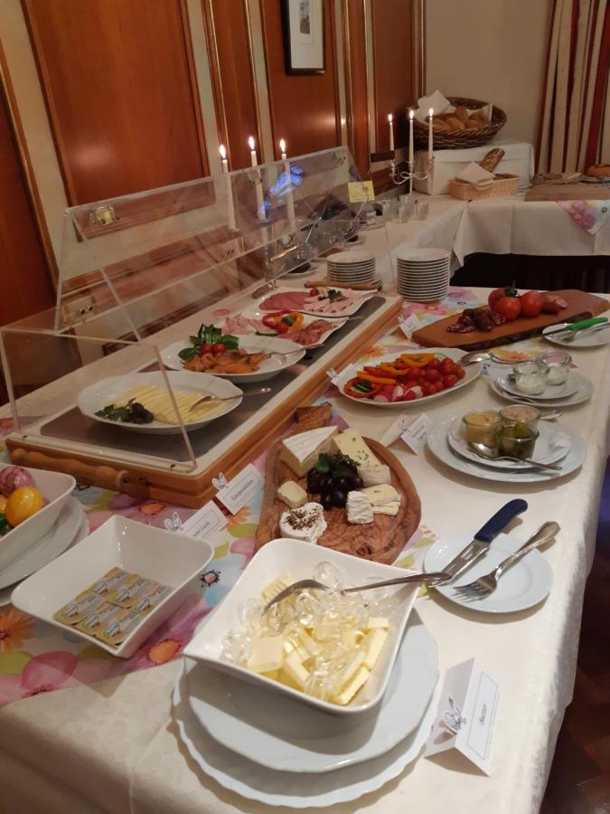 Gasthaus Auerhahn บาเดน-บาเดน ภายนอก รูปภาพ
